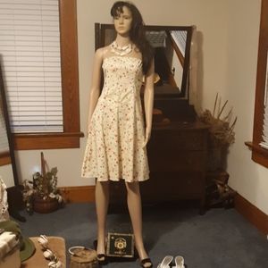 Cute strapless vintage dress.